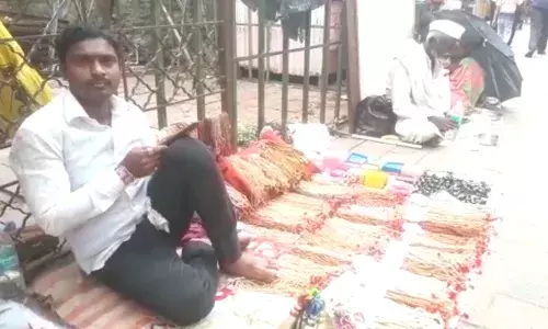 पंढरीतील तुळशीच्या माळांवर चायनीज आक्रमण पंढरीतील तुळशीच्या माळांवर चायनीज आक्रमण