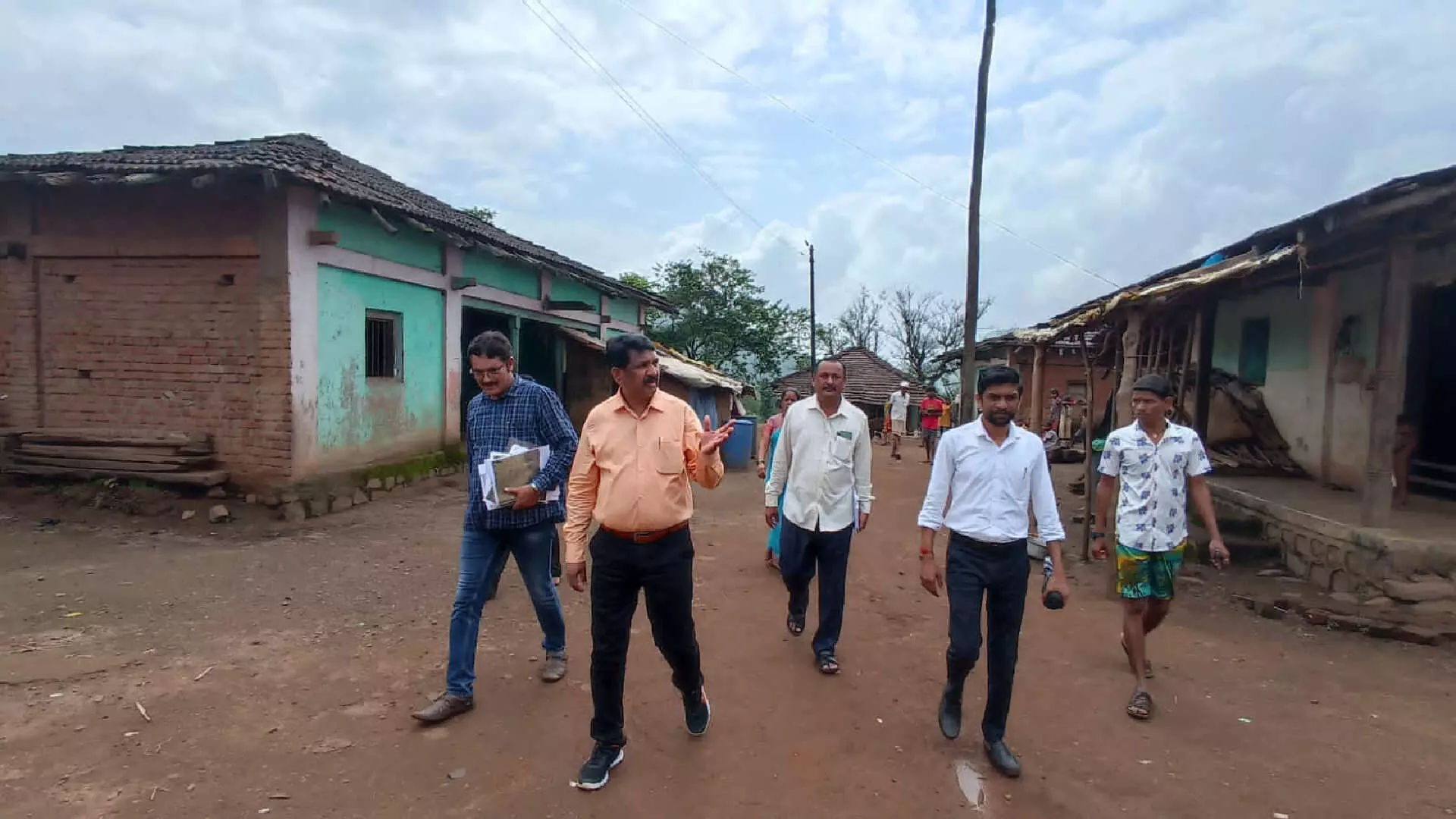 आदिवासी महिलेच्या जुळ्या बालकांच्या मृत्यूनंतर मर्कटवाडीला मिळणार रस्ता