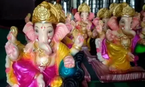 गणपती बाप्पाच्या मूर्तीवर शेवटचा हात फिरण्याची लगबग सुरू गणपती बाप्पाच्या मूर्तीवर शेवटचा हात फिरण्याची लगबग सुरू