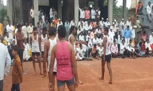 सोलापूरच्या गादेगावात गेल्या 75 वर्षापासून जपला जातोय आट्या-पाट्याचा पारंपारिक खेळ सोलापूरच्या गादेगावात गेल्या 75 वर्षापासून जपला जातोय आट्या-पाट्याचा पारंपारिक खेळ