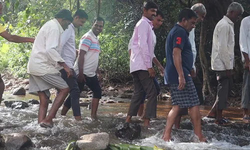 Ground Report : स्मशानभूमी अभावी प्रेत दफन करण्याची वेळ Ground Report : स्मशानभूमी अभावी प्रेत दफन करण्याची वेळ