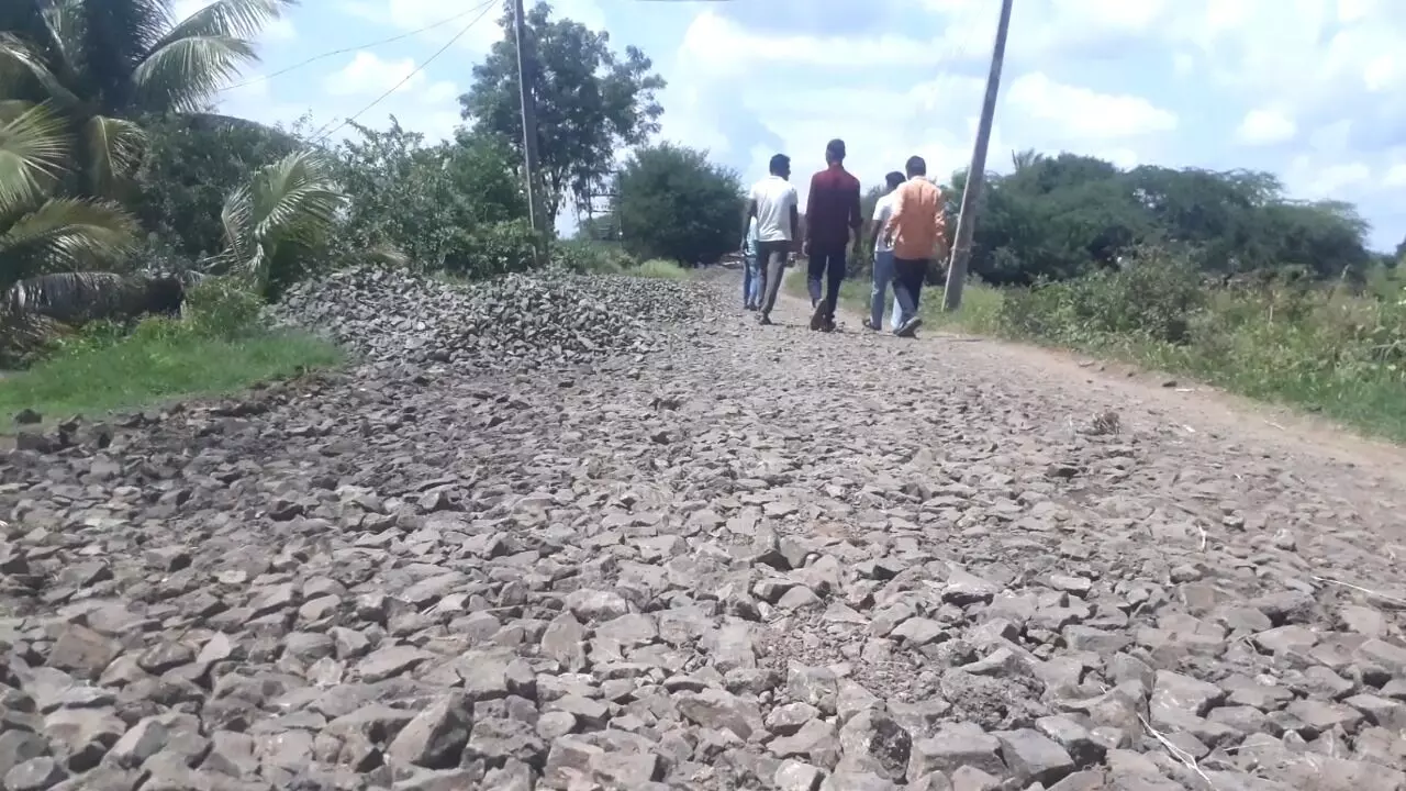 शासनाच्या आडमुठ्या धोरणामुळे रस्त्या अभावी नागरिकांची गैरसोय...