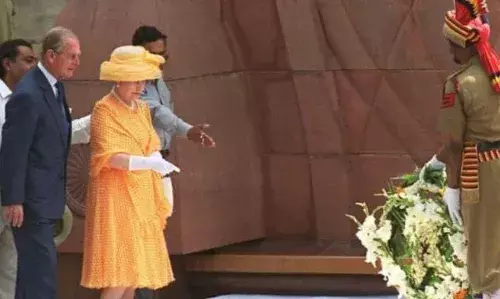 जेव्हा राणी एलिजाबेथ द्वितीय जालियनवाला बाग स्मृतीस्थळावर नतमस्तक झाली होती जेव्हा राणी एलिजाबेथ द्वितीय जालियनवाला बाग स्मृतीस्थळावर नतमस्तक झाली होती