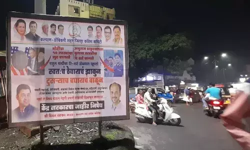 राहुल गांधींच्या टी शर्टचा वाद, काँग्रेसची बॅनरबाजी