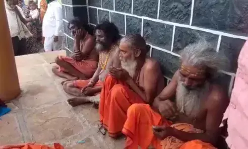 4 साधूंना मारहाणीने खळबळ, पण सत्य आले समोर 4 साधूंना मारहाणीने खळबळ, पण सत्य आले समोर