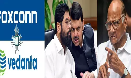 Vedanta Foxconn : राज्याच्या राजकारणात दिवसभरात काय घडले? Vedanta Foxconn : राज्याच्या राजकारणात दिवसभरात काय घडले?