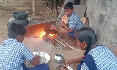 Ground Report : भाकरी करायला शिकवणाऱ्या कुलाळवाडीतील चटके देणारे वास्तव ! Ground Report : भाकरी करायला शिकवणाऱ्या कुलाळवाडीतील चटके देणारे वास्तव !