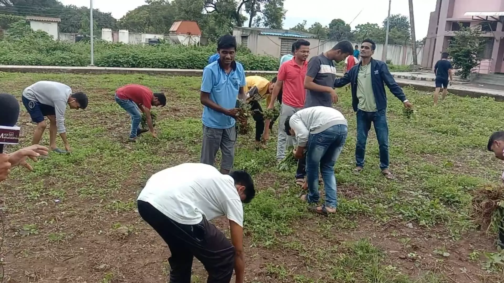 दिव्यांगानीच घेतला स्वच्छतेचा वसा....