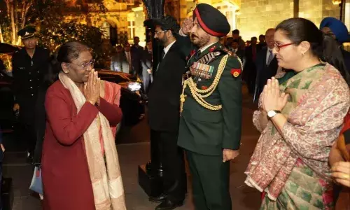 राष्ट्रपती द्रौपदी मुर्मू राहणार राणी एलिजाबेथ द्वितीय यांच्या अंत्यसंस्कारांना उपस्थित राष्ट्रपती द्रौपदी मुर्मू राहणार राणी एलिजाबेथ द्वितीय यांच्या अंत्यसंस्कारांना उपस्थित