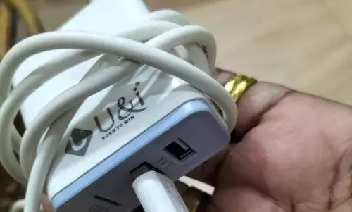 मोबाईल चार्जरने लुटले १६ लाख रुपये मोबाईल चार्जरने लुटले १६ लाख रुपये