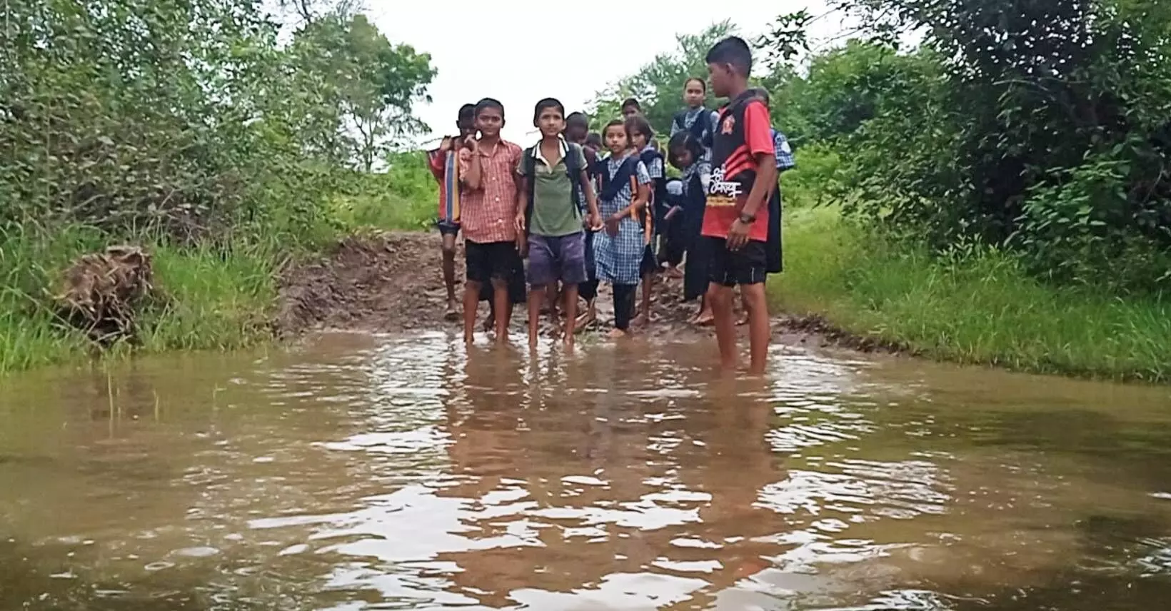 विद्यार्थ्यांचा पाण्यातून जीवघेणा प्रवास