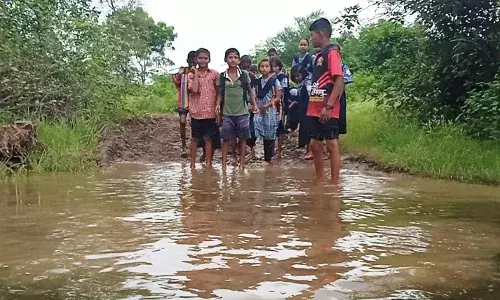 विद्यार्थ्यांचा पाण्यातून जीवघेणा प्रवास विद्यार्थ्यांचा पाण्यातून जीवघेणा प्रवास