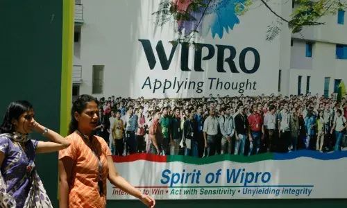 Moonlighting चा दिग्गज आयटी कंपनीला फटका ;  ३०० कर्मचाऱ्यांवर थेट बडतर्फीची कारवाई