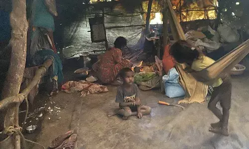 Ground Report : आई-बापावर मुलं विकण्याची वेळ का आली? Ground Report : आई-बापावर मुलं विकण्याची वेळ का आली?