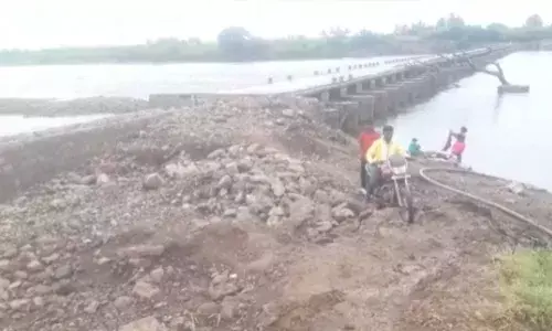 दोन तालुक्यांना जोडणाऱ्या बंधाऱ्यावरून नागरिकांचा जीव मुठीत घेऊन प्रवास दोन तालुक्यांना जोडणाऱ्या बंधाऱ्यावरून नागरिकांचा जीव मुठीत घेऊन प्रवास