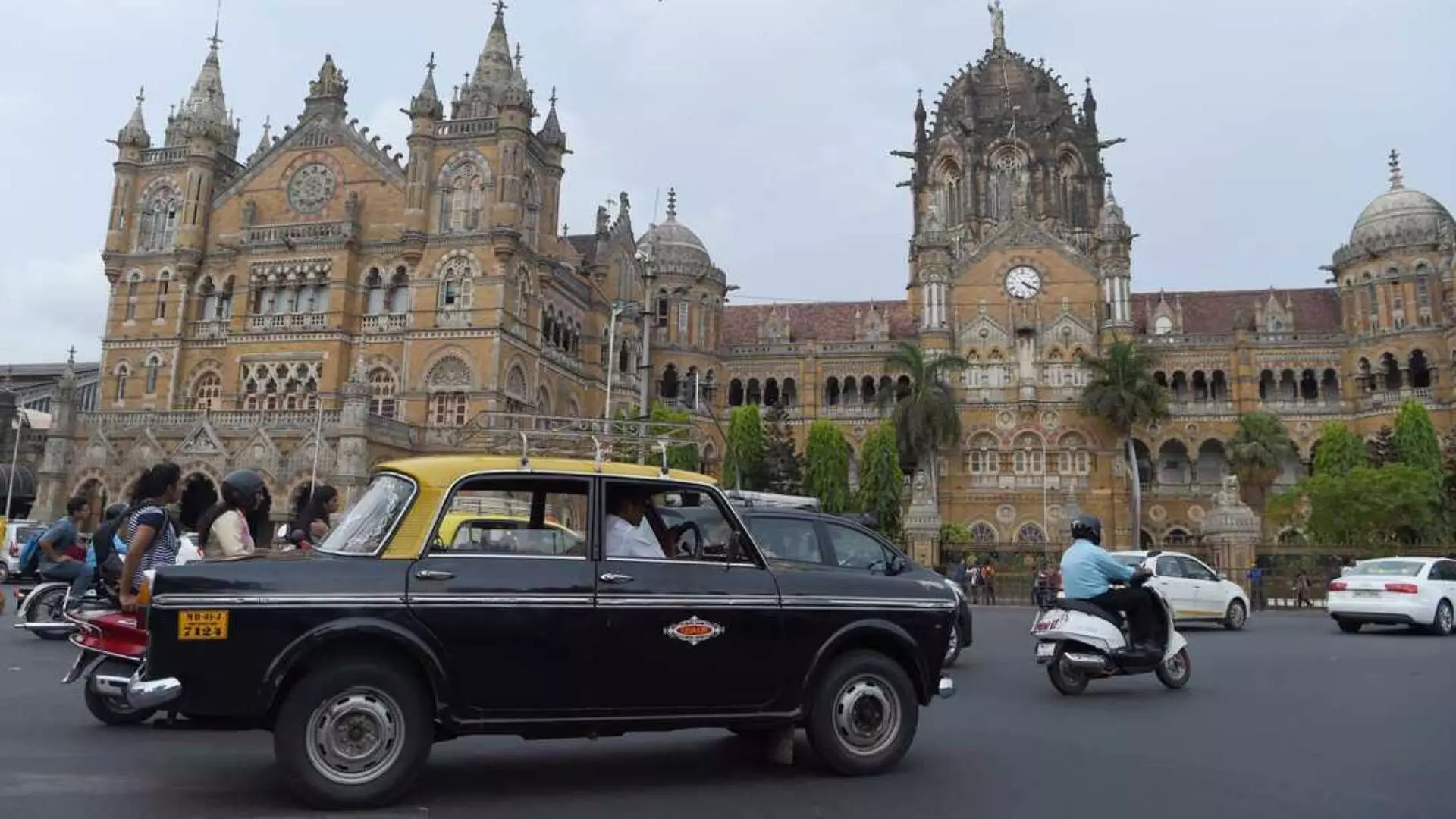 टॅक्सी प्रवास महागला पण नागरिकांसह टॅक्सी चालकही दरावर असमाधानी