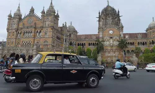 टॅक्सी प्रवास महागला पण नागरिकांसह टॅक्सी चालकही दरावर असमाधानी टॅक्सी प्रवास महागला पण नागरिकांसह टॅक्सी चालकही दरावर असमाधानी