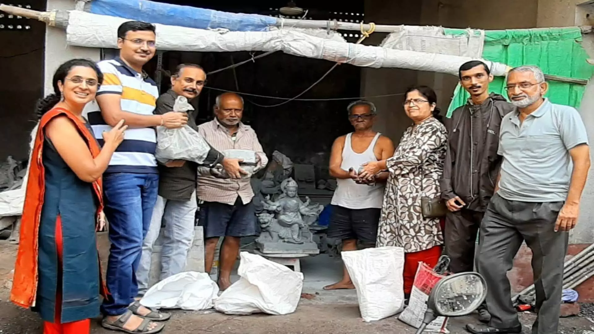 मूर्ती चालल्या मूर्तिकारांकडे, पर्यावरण रक्षणासाठी अनोखा उपक्रम