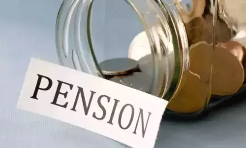 जुन्या पेन्शन योजनेसाठी शिक्षकांची गांधीगिरी