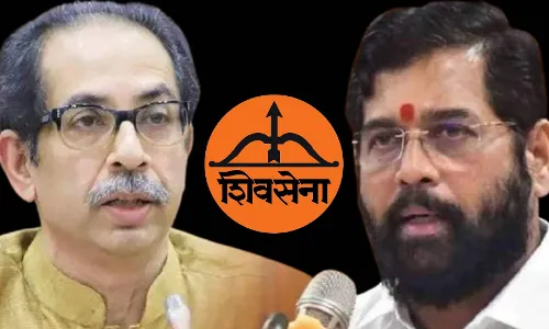 आधी धनुष्यबाण चिन्हाचा निकाल लावा मग इतर सुनावणी घ्या, शिंदे गटाचे निवडणूक आयोगाला पत्र आधी धनुष्यबाण चिन्हाचा निकाल लावा मग इतर सुनावणी घ्या, शिंदे गटाचे निवडणूक आयोगाला पत्र