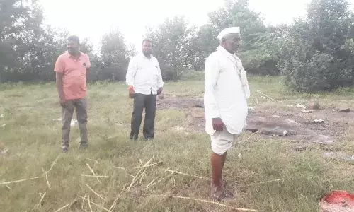 इथे शाळेच्या गेटसमोर होतात मृतदेहांवर अंत्यसंस्कार इथे शाळेच्या गेटसमोर होतात मृतदेहांवर अंत्यसंस्कार