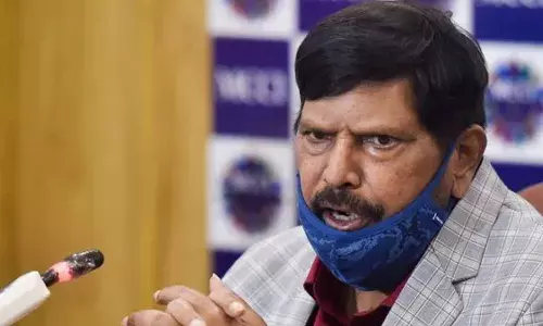 रामदास आठवले यांची दिवाळखोरी, डॉ. भालचंद्र मुणगेकर यांची टीका रामदास आठवले यांची दिवाळखोरी, डॉ. भालचंद्र मुणगेकर यांची टीका