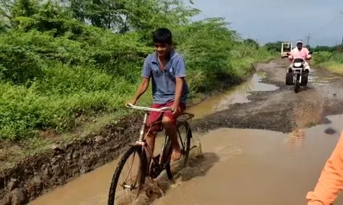 रस्त्यात खड्डे की खड्ड्यात रस्ता? रस्त्यात खड्डे की खड्ड्यात रस्ता?