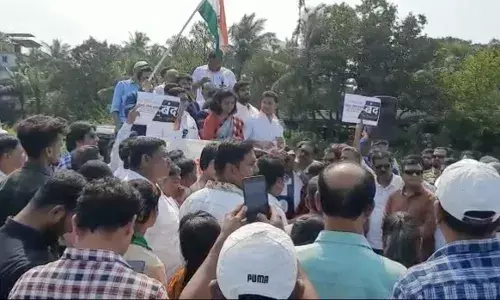 Mumbai Goa Highway : मुंबई-गोवा महामार्गासाठी नागरिकांनी मांडले रस्त्यावर ठाण Mumbai Goa Highway : मुंबई-गोवा महामार्गासाठी नागरिकांनी मांडले रस्त्यावर ठाण