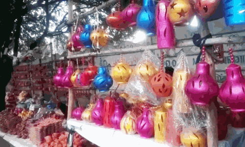 मातीपासून बनवलेल्या आकाश कंदीलाची बाजारात क्रेझ! मातीपासून बनवलेल्या आकाश कंदीलाची बाजारात क्रेझ!