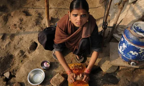 मुलींवरच संस्काराचे जोखड का ?