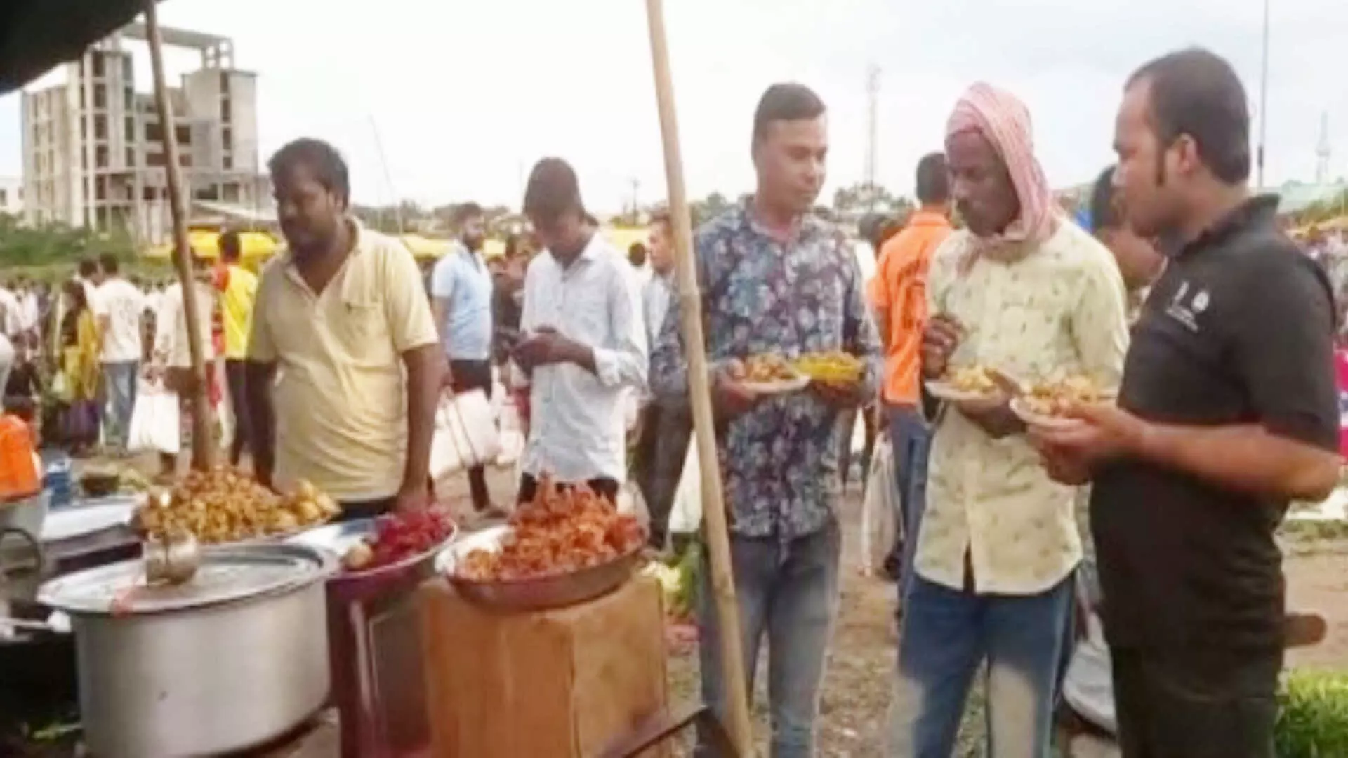 बेरोजगारीला वैतागून तरूणाने सुरू केला भजीचा स्टॉल