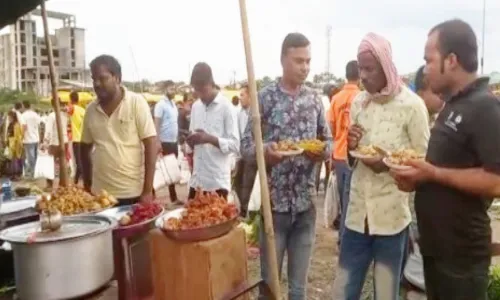 बेरोजगारीला वैतागून तरूणाने सुरू केला भजीचा स्टॉल बेरोजगारीला वैतागून तरूणाने सुरू केला भजीचा स्टॉल