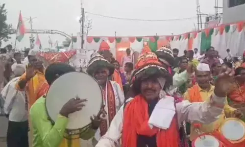 Bharat Jodo Yatra : राहुल गांधी यांच्या स्वागतासाठी पारंपरिक नृत्य Bharat Jodo Yatra : राहुल गांधी यांच्या स्वागतासाठी पारंपरिक नृत्य