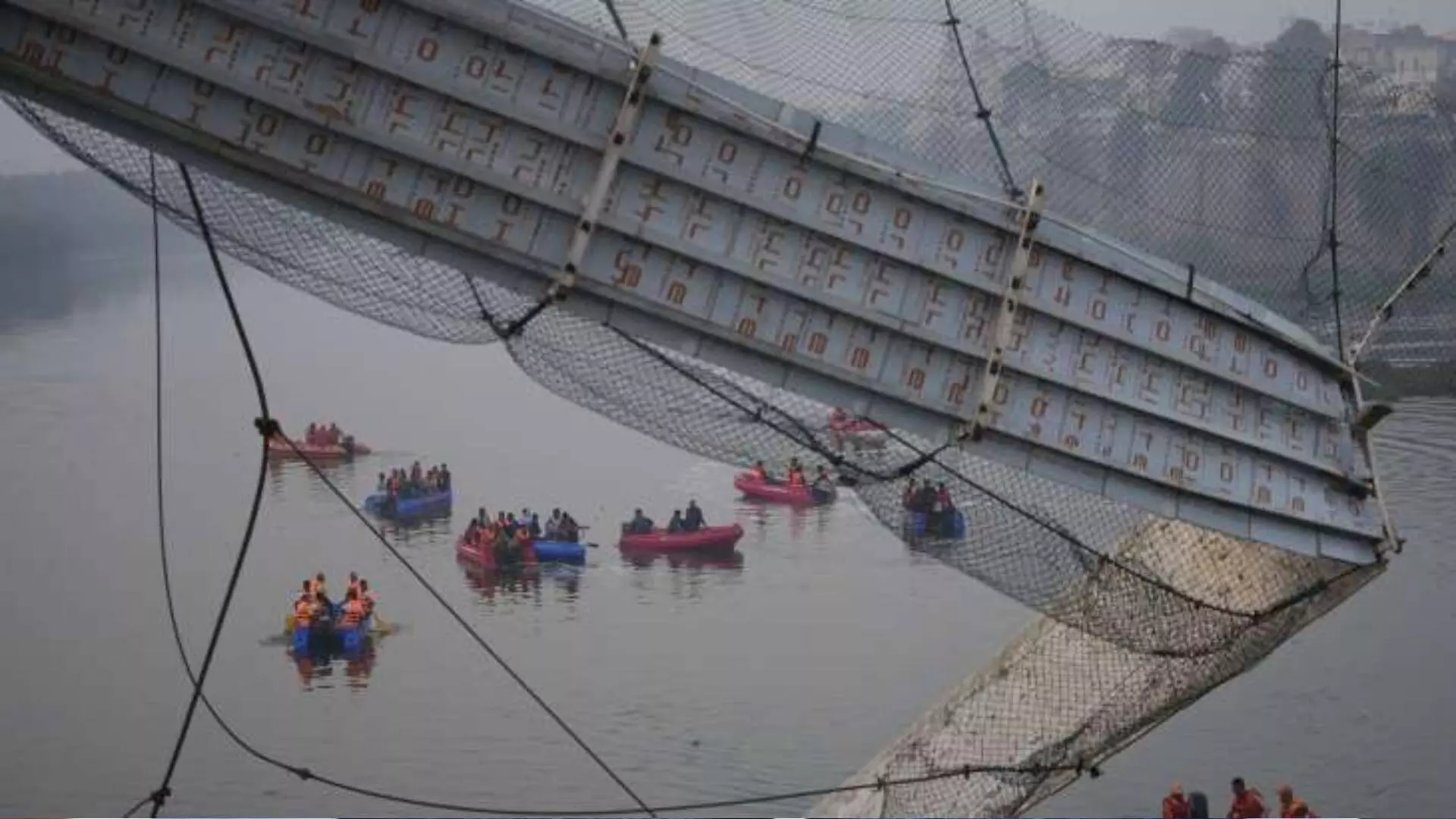 150 लोकांचा बळी घेणाऱ्या गुजरात मधील मोरबी दुर्घटनेवर आज सर्वोच्च न्यायालयात सुनावणी…