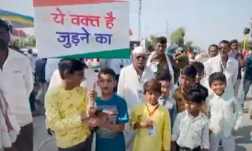 लहान लेकरं देखील म्हणतायत नफरत छोडो भारत जोडो लहान लेकरं देखील म्हणतायत नफरत छोडो भारत जोडो