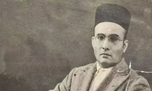 सावरकरांच्या मुद्द्यावरून पळ का काढत आहात? प्रा. हरी नरके यांचा सवाल सावरकरांच्या मुद्द्यावरून पळ का काढत आहात? प्रा. हरी नरके यांचा सवाल