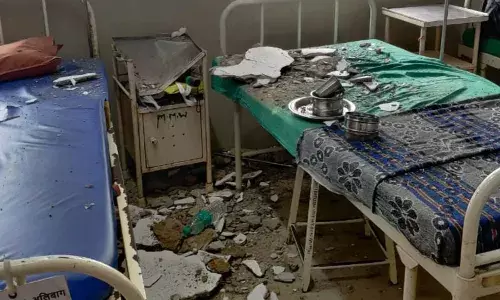 रायगड जिल्हा रुग्णालय मोजतेय अखेरच्या घटका, रुग्ण जगतात भीतीच्या छायेत रायगड जिल्हा रुग्णालय मोजतेय अखेरच्या घटका, रुग्ण जगतात भीतीच्या छायेत