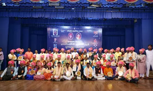 पुण्यात जगदीशब्द फाऊंडेशनच्या वतीने क्रांतीसूर्य आणि क्रांतीज्योती पुरस्काराचे वितरणस राजू शेट्टींचीही उपस्थिती पुण्यात जगदीशब्द फाऊंडेशनच्या वतीने क्रांतीसूर्य आणि क्रांतीज्योती पुरस्काराचे वितरणस राजू शेट्टींचीही उपस्थिती