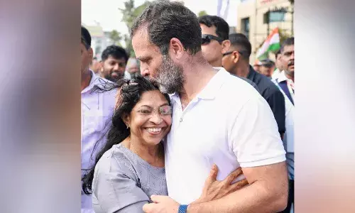 महिला आमदाराला राहुल गांधींनी किस केला तर भाजपला का झोंबतंय... महिला आमदाराला राहुल गांधींनी किस केला तर भाजपला का झोंबतंय...