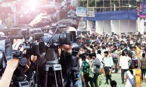 जनता इधर है मिडीया किधर है।