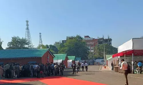 AsemblyWinter विधिमंडळाच्या आवारात कामकाज सुरू होण्यापूर्वी काय घडतंय?