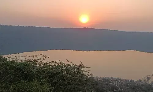 जागतिक आश्चर्य; खाऱ्या आणि गोड्या पाण्याचे सरोवर लोणार जागतिक आश्चर्य; खाऱ्या आणि गोड्या पाण्याचे सरोवर लोणार