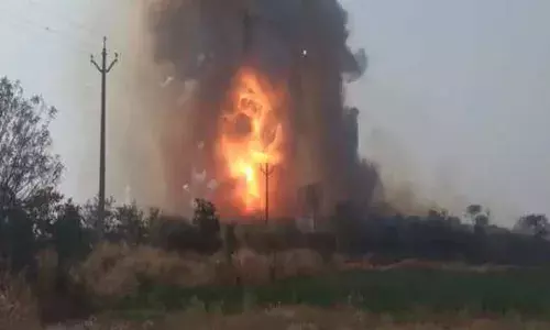 सोलापूरात फटाक्यांचा फॅक्टरीत भीषण स्फोट; पाच जणांचा मृत्यू सोलापूरात फटाक्यांचा फॅक्टरीत भीषण स्फोट; पाच जणांचा मृत्यू