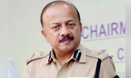 मुंबईच्या विशेष पोलीस आयुक्तांचा हटके अंदाज, म्हणाले इथे सिंघम नाहीच... मुंबईच्या विशेष पोलीस आयुक्तांचा हटके अंदाज, म्हणाले इथे सिंघम नाहीच...