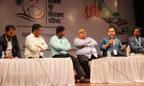 पुराचं कव्हरेज करताना शरीरं चिखलाने भरतात..