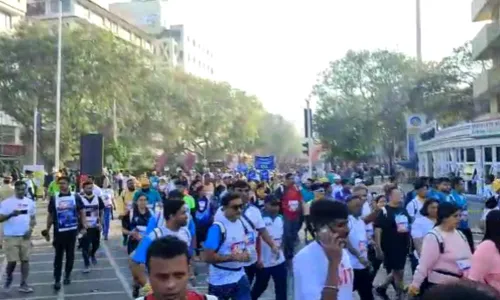 धावण्यासाठी मुंबईकर रस्त्यावर,  टाटा मॅरेथॉन मध्ये हजारोंचा सहभाग...