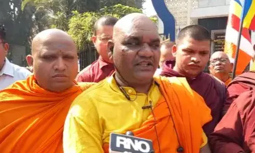 बौद्ध भिक्षुकाला अपमानजक वागणूक...भिक्षुकांचा एल्गार... बौद्ध भिक्षुकाला अपमानजक वागणूक...भिक्षुकांचा एल्गार...