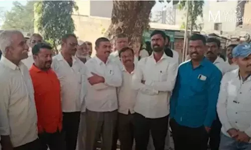 कामगार मंत्री सुरेश खाडेंच्या विरोधात गावकऱ्यांमध्ये तीव्र असंतोष. कामगार मंत्री सुरेश खाडेंच्या विरोधात गावकऱ्यांमध्ये तीव्र असंतोष.