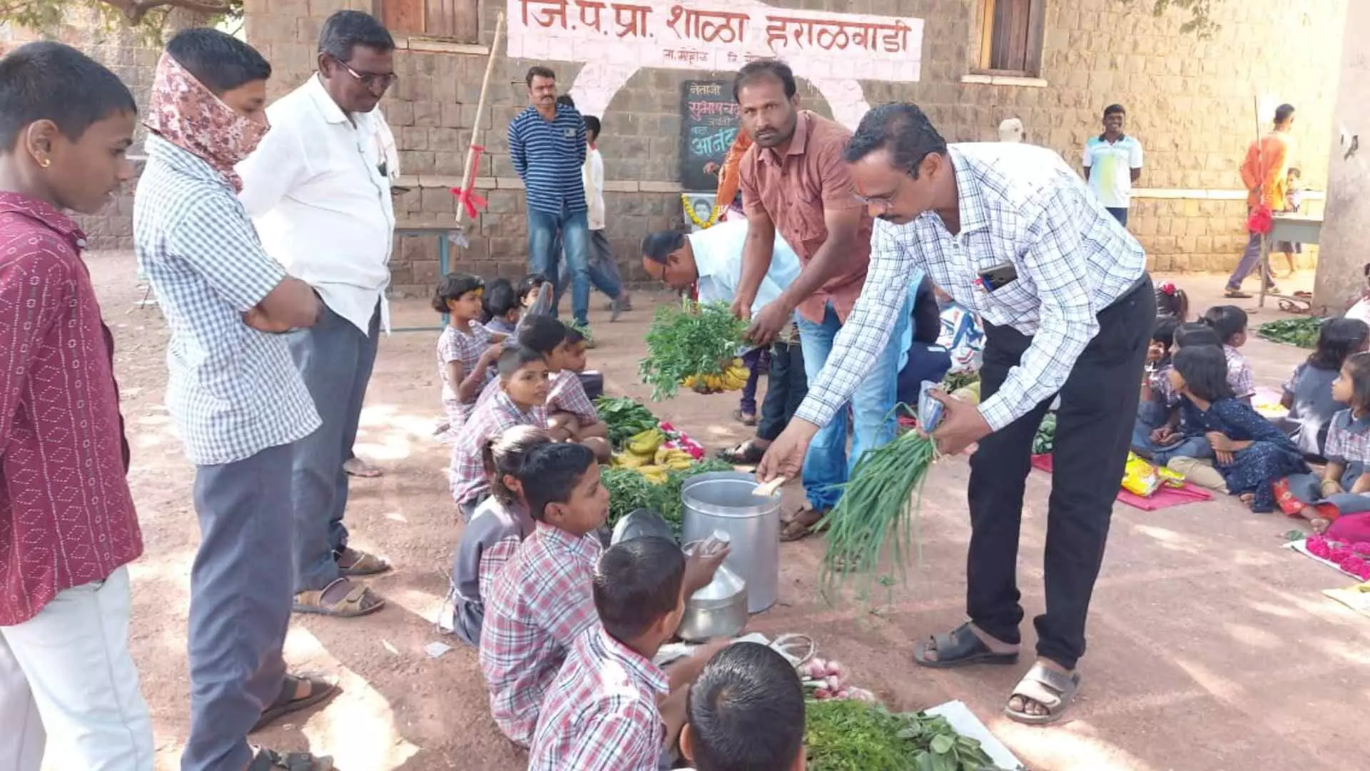 हराळवाडीत भरला बाल आनंद बाजार...