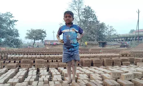 विटभट्टीवरील मुलांना गोळा करू की, शाळेत शिकऊ ? विटभट्टीवरील मुलांना गोळा करू की, शाळेत शिकऊ ?